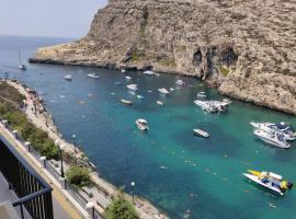 Minute walk to the beach, hotel v destinaci Munxar