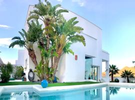 Villa Blanca Views & Pool, villa in San José