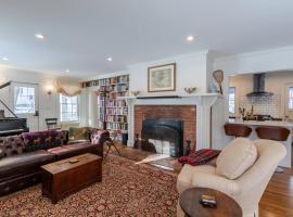 Beautifully Restored Home In Manchester Village, hotel a Manchester