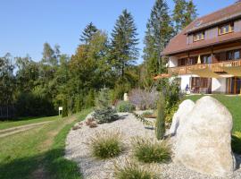 Apartment in the Black Forest with balcony, hotel dengan parking di Urberg