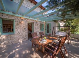 My Little House - Family House with Private Terrace, cabaña o casa de campo en Egina