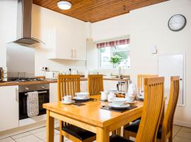 Awel Taf- Central cottage ideal for families, with parking, alojamento em St Clears
