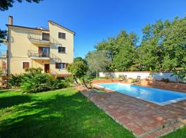 Apartments with pool Albina, guest house in Umag