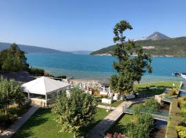 Logement atypique avec vue unique panoramique sur le lac d’Annecy, dans une résidence avec plage et ponton privée sur la commune de Duingt (Rive gauche du lac)., hotel en Duingt