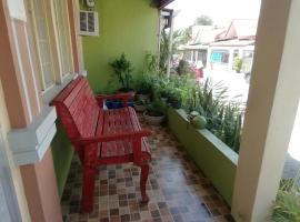 Laly's B8 cozy Vacation Townhouse - 10km to SBMA, cottage sa Olongapo
