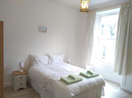 Stylish two bedroom apartment in St Andrews centre, hotel in St Andrews