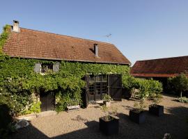 L'Oustal du Domaine de Louveraude, Hotel am Strand in Saint-Dizier-la-Tour