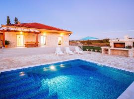 Charming holiday home in Privlaka with private pool – dom przy plaży w mieście Glavan