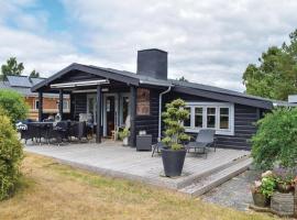 Beautiful Home In Juelsminde With Wifi And 3 Bedrooms, cottage di Sønderby