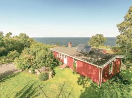 Three-Bedroom Holiday Home In Gudhjem，位于古兹耶姆的酒店