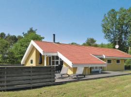 Amazing Home In Aakirkeby With 4 Bedrooms, Sauna And Wifi: Vester Sømarken şehrinde bir otel
