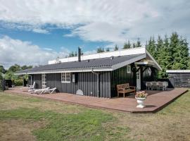 Awesome Home In Hadsund With Sauna, hótel í Haslevgårde
