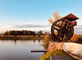 Dom nad stawem przy lesie, готель з парковкою у місті Burkat