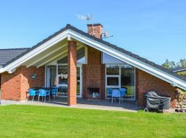 Three-Bedroom Holiday Home In Hadsund, hotel v destinaci Haslevgårde