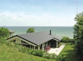 Awesome Home In Rudkbing With 3 Bedrooms And Wifi, bolig ved stranden i Spodsbjerg