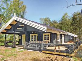 Three-Bedroom Holiday Home In Aakirkeby, hotel s v&iacute;rivkou v destin&aacute;cii &Aring;kirkeby