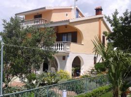 Apartments Zdenka, hotel in Rogoznica