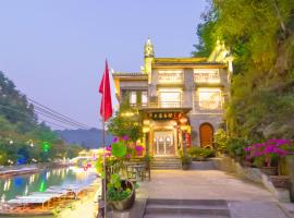 Fenghuang Tujia Ethnic Minority River View Hotel, hotel u gradu Fenghuang