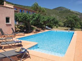 Awesome Home In Roquebrun With 4 Bedrooms, Wifi And Outdoor Swimming Pool, hotel s parkiralištem u gradu 'Roquebrun'