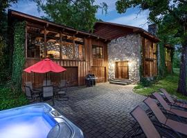 PRIVATE Lakefront Cabin HOT TUB Pool Table WIFI Amazing VIEW Close to Branson, hotell med parkeringsplass i Kimberling City