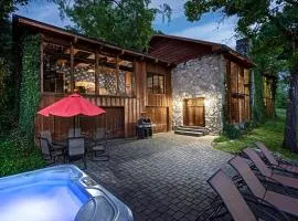 PRIVATE Lakefront Cabin HOT TUB Pool Table WIFI Amazing VIEW Close to Branson