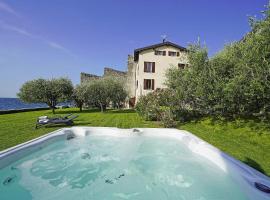 Villa Victoria: luxury waterfront villa with splendid views, ξενοδοχείο σε Gargnano