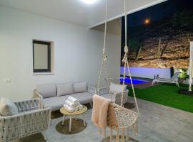 Michaelangelo Luxury Garden Apartment with Private Pool, boende med självhushåll i Tiberias