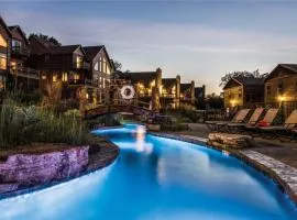 Luxury Lakefront Villa HUGE POOL Kayaks 2Mi to Silver Dollar City