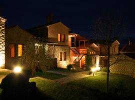 Amadryades Boutique Hotel，Alatopertra的有停車位的飯店