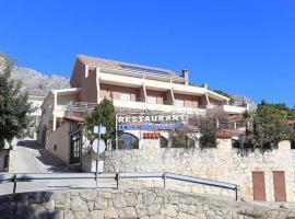 Dalmacija, hotel with parking in Omiš