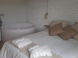 Dos Alas Rojas, casa con jacuzzi para dos personas, apartamento em Mélida