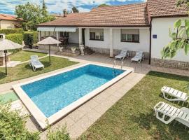 Vacation apartment with Pool, hotel in Loborika