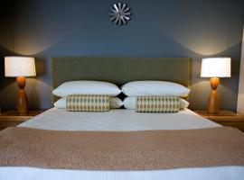 Desert Hills - 21 and Over - A Town & Desert Boutique Hotel, hotel in Palm Springs