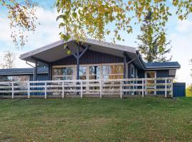 Four-Bedroom Holiday home in Knebel 6, hotel con estacionamiento en Skødshoved Strand