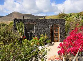 La Bodega - House on volcano with a piano, holiday home in Haría