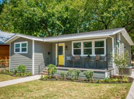 Walk to the Silos! 3 Bed 1960's Bungalow near Baylor, holiday home in Waco