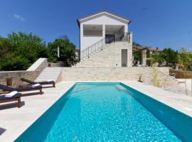Beautiful villa Irma with private pool near Rovinj, hotel v mestu Golaš