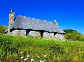 Tigh Lachie at Mary's Thatched Cottages, Elgol, Isle of Skye, hotel with parking in Elgol