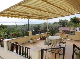Home with amazing view, holiday home sa Monte SantʼAngelo