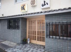 Shiroyama Ryokan, hotel com estacionamento em Ikuma