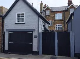 Old Garage Cottage - Beautiful Bijou Cottage close to Deal Beach !