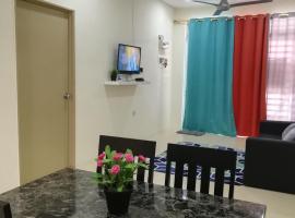 Neesa Homestay Bukit Gambang-Muslim، كوخ في غامبانغ