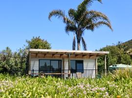 Mount and Surf View Cabin, hotel v destinaci Pataua