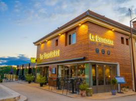 Logis Hôtels - Le Belvédère - Hôtel 2 étoiles et Restaurant、ロカマドゥールの駐車場付きホテル