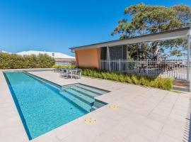 Birch House, hotel with pools in Cowes