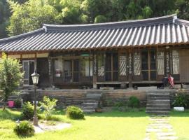 Goseong Choi Pilgan`s Old House, гостевой дом в городе Goseong