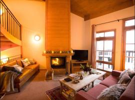 Huge Superior 4 Bedroom Apartment, Arc 1950, Les Arc, Spaciously Sleeps 8 to 10 over two floors, Ski In Ski Out, hotel in Arc 1950