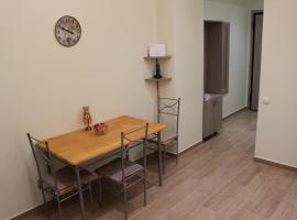 Comfortable apartment in the center of Athens, hotel berdekatan Stesen Kereta Api Victoria, Athens