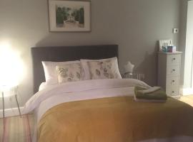 Tranquil, luxurious double bedroom, en-suite, cosy private lounge, woodburner & your own front door, B&B di Henley on Thames