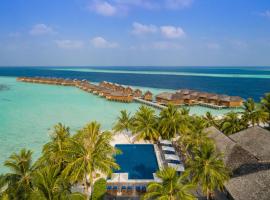 Vilamendhoo Island Resort & Spa, family hotel in Dhangethi